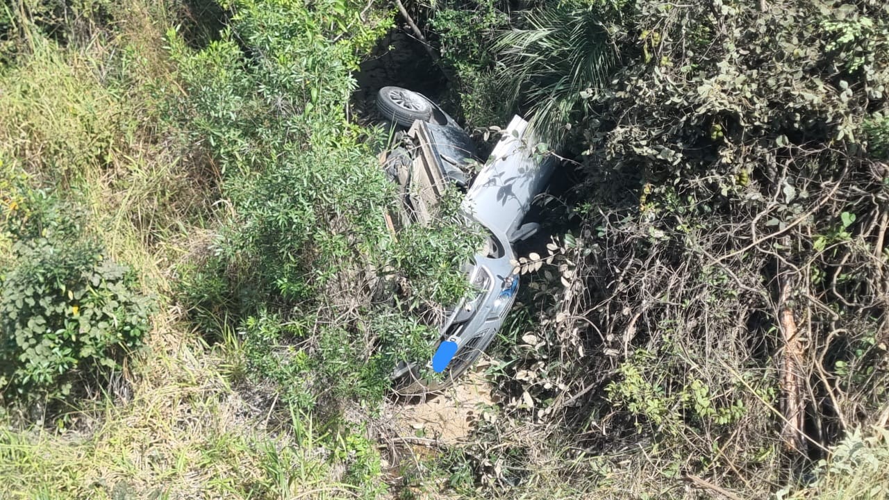 Carro sai da pista, cai em barranco de cinco metros e deixa três feridos na BR-251