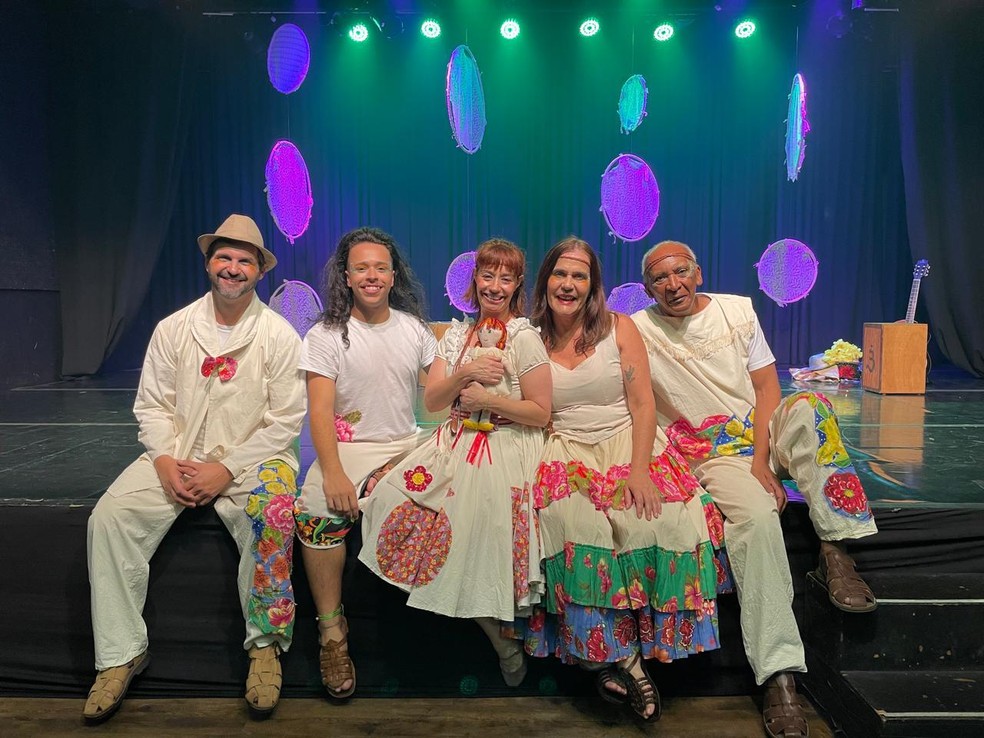 Elenco do Espetáculo A Rosa que Gira a Roda — Foto: Divulgação