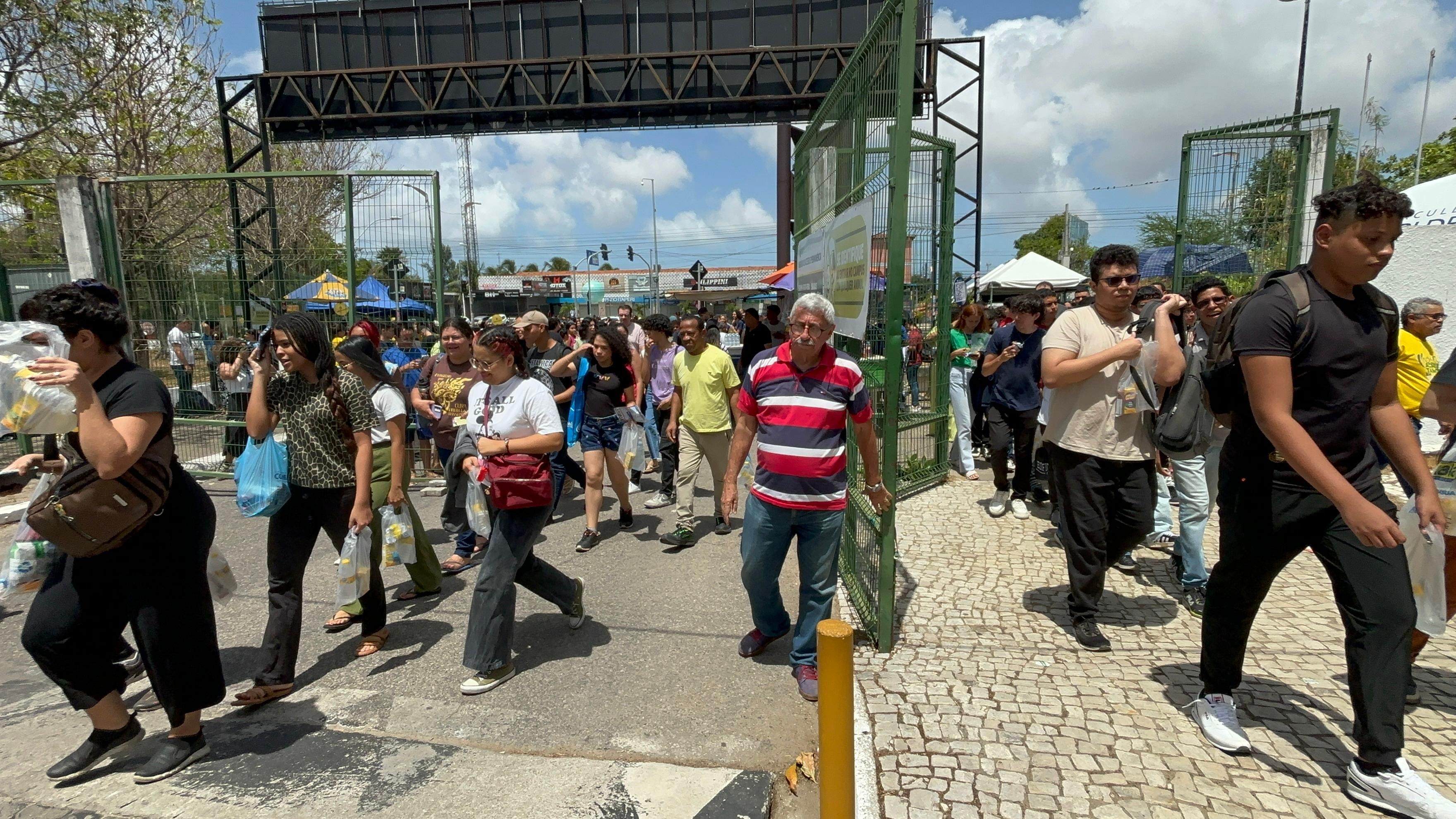 Enem 2024: Candidatos chegam antes da abertura dos portões para não perderem o 2º dia de provas