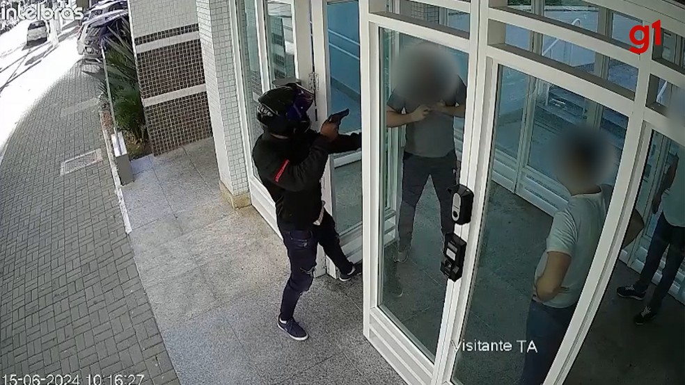 Criminoso aponta arma para a cabeça de vítima exigindo sua aliança — Foto: Reprodução/Redes sociais