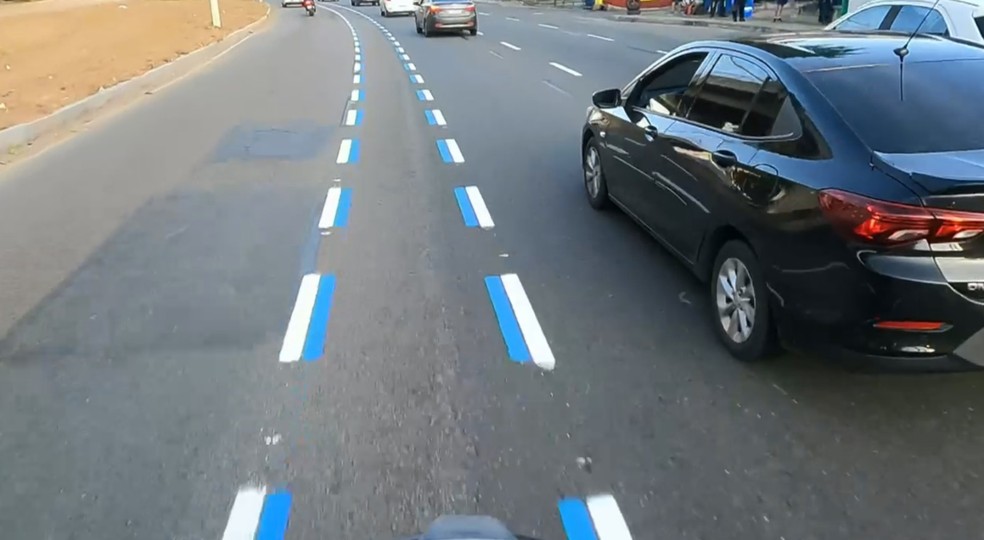 Primeira motofaixa de Salvador entra em operação nesta segunda-feira — Foto: Reprodução/TV Bahia