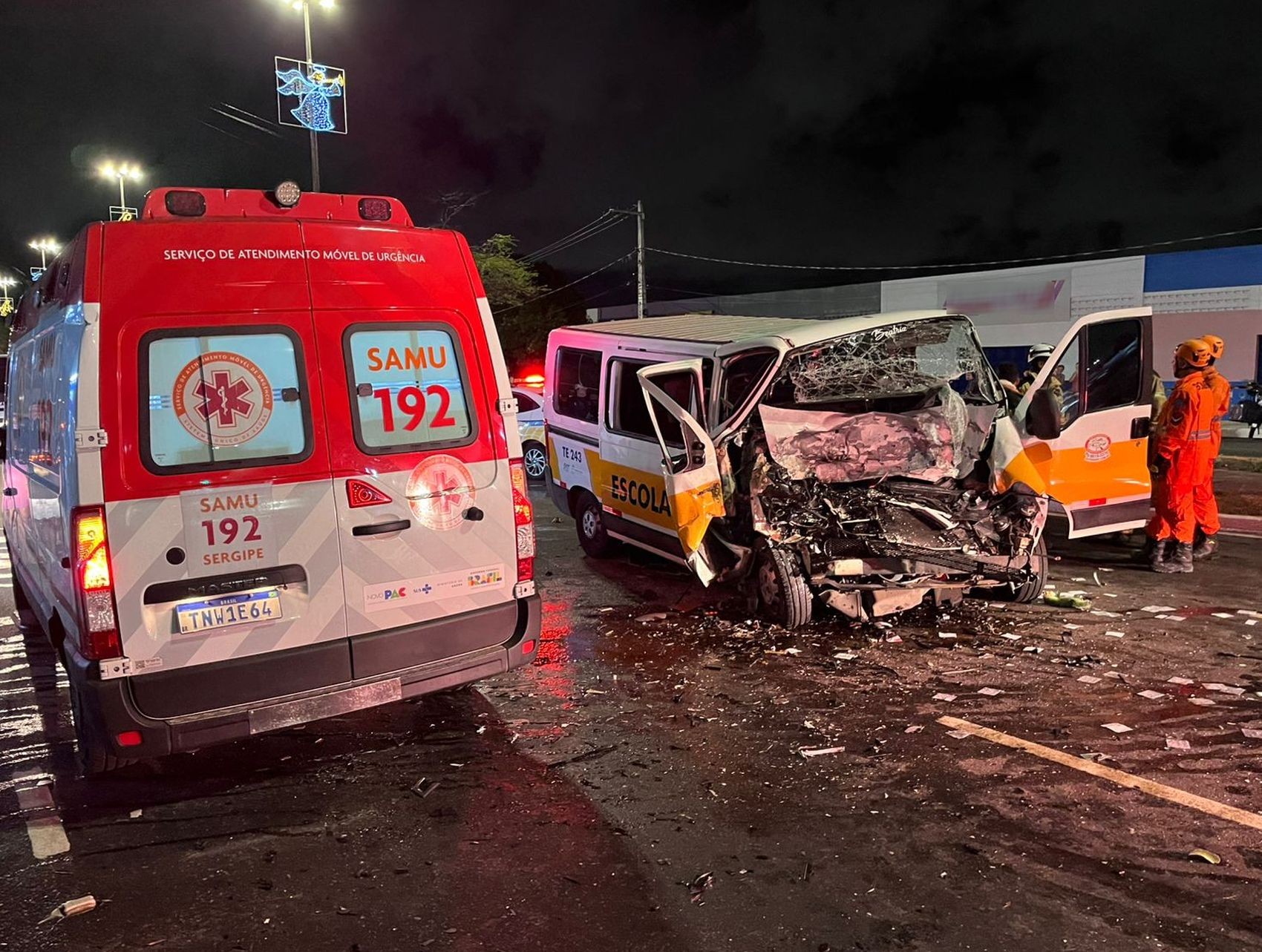 Carro atravessa canteiro central e atinge van escolar na Avenida Tancredo Neves em Aracaju