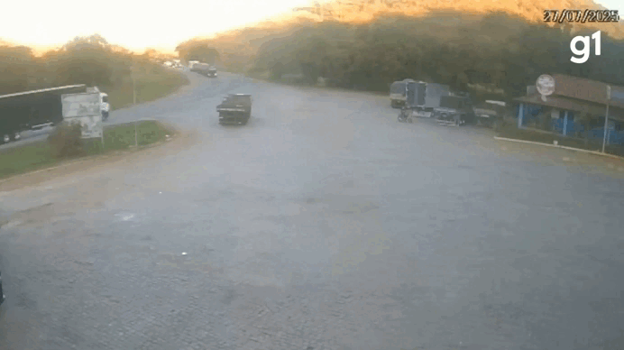VÍDEO: Carreta tomba na BR-116 e deixa mortos em Engenheiro Caldas