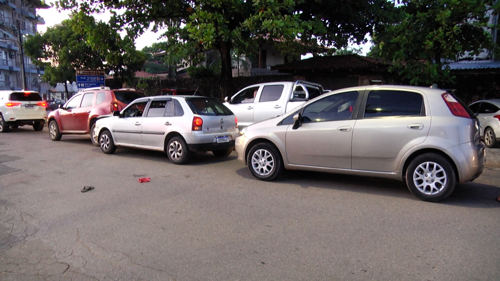Motorista com sinais de embriaguez provoca acidente envolvendo três carros na rua Afonso Pena, em Santarém