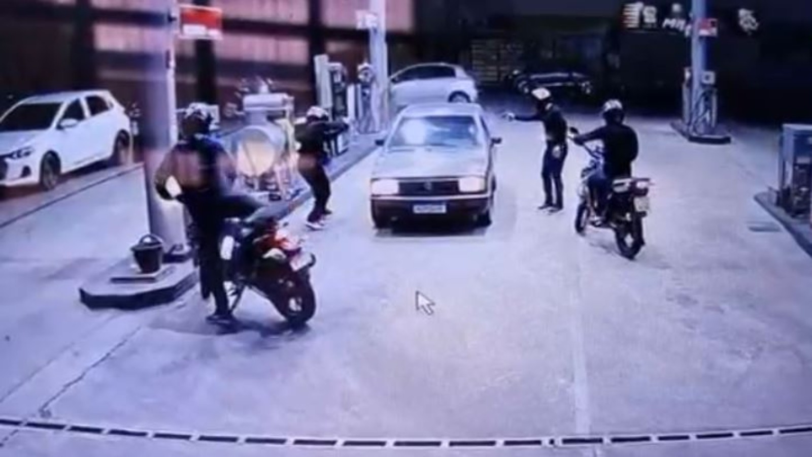 Três homens são mortos a tiros em posto de combustíveis no Ceará; imagem é forte