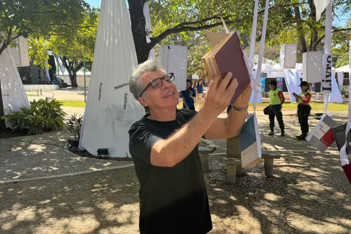 Paulo Betti defende a escrita à mão e revela como anotações da família viraram peça, na Flib