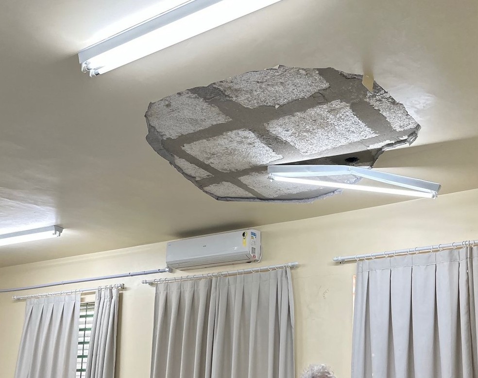 Reboco do teto desabou na Escola Municipal José Cesário, em Criciúma — Foto: Defesa Civil/ Divulgação