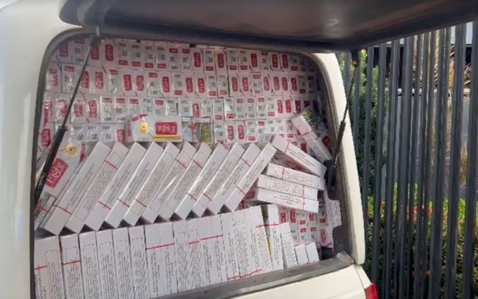Pol&iacute;cia apreende cigarros contrabandeados na SP-300 em Ara&ccedil;atuba (SP) &mdash; Foto: Divulga&ccedil;&atilde;o / Pol&iacute;cia Rodovi&aacute;ria