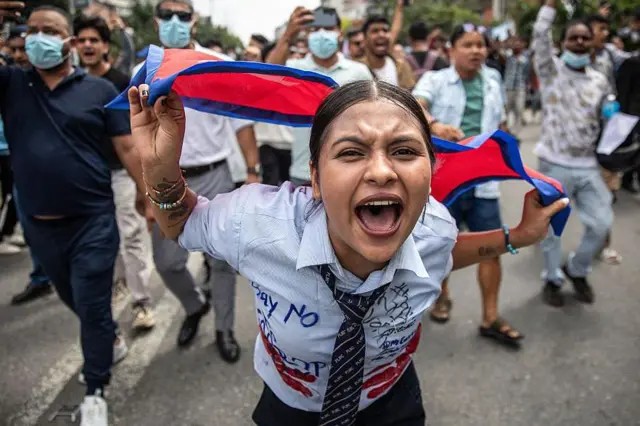 Geração Z está derrubando governos — mas protestos nas redes sociais geram mudanças duradouras?