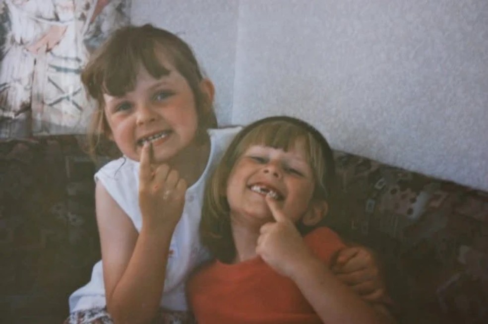 Helen e Gemma passaram boa parte da vida sem saber que haviam sido concebidas com a ajuda de um doador. A descoberta só veio quando se aproximavam dos 30 anos — Foto: Gemma Hicks