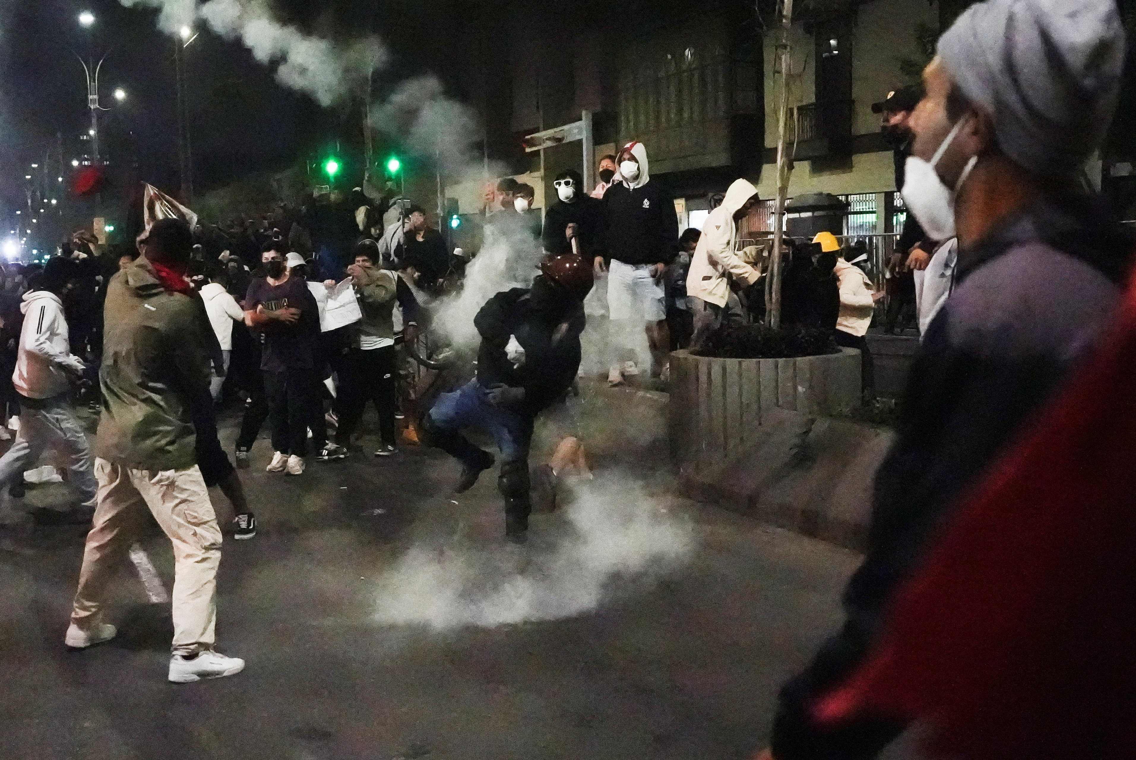 Geração Z protesta contra o governo do Peru; manifestantes ficam feridos após confronto com a polícia