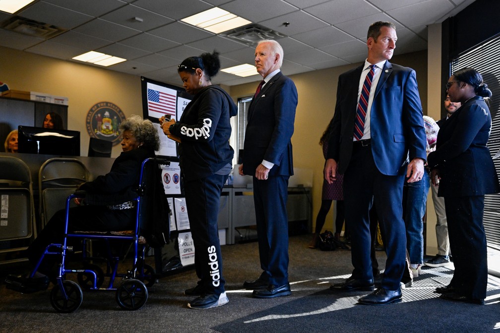 Biden esperando na fila de local de votação antecipada — Foto: REUTERS/Craig Hudson