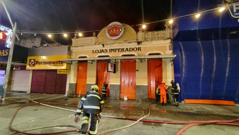 Bombeiros apagam chamas em loja no centro de Maceió — Foto: Erik Maia/TV Gazeta
