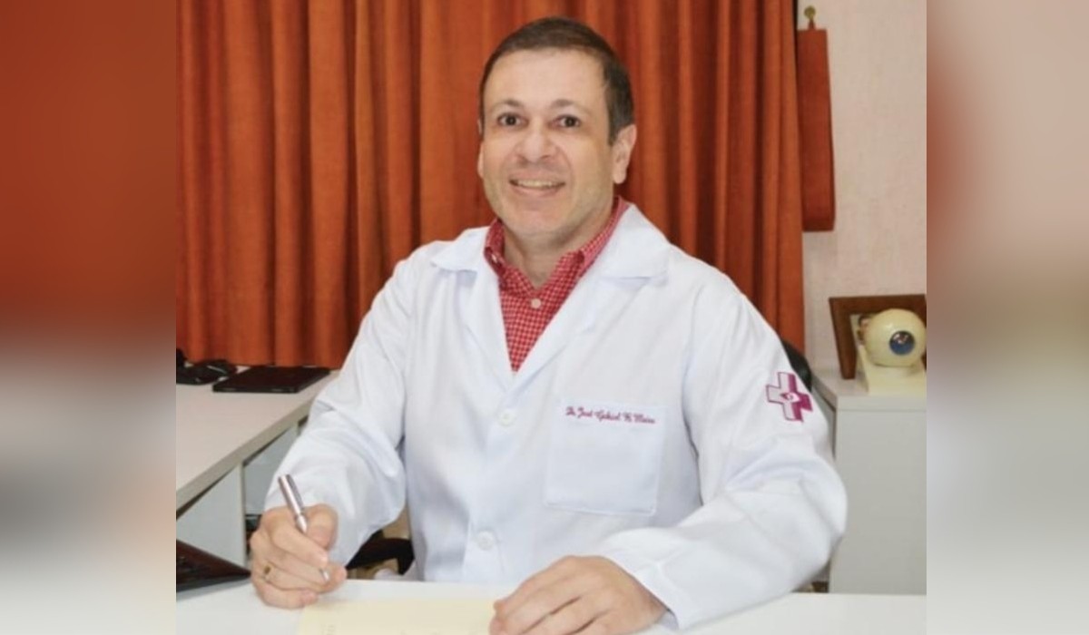 Polícia prende médico suspeito de matar duas pessoas a tiros em clínica e atear fogo em corpos