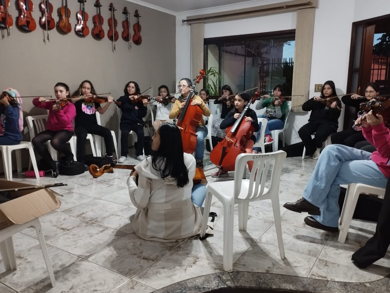 Instituto disponibiliza mais de 50 vagas para oficinas de música gratuitas em Sorocaba; veja como se inscrever
