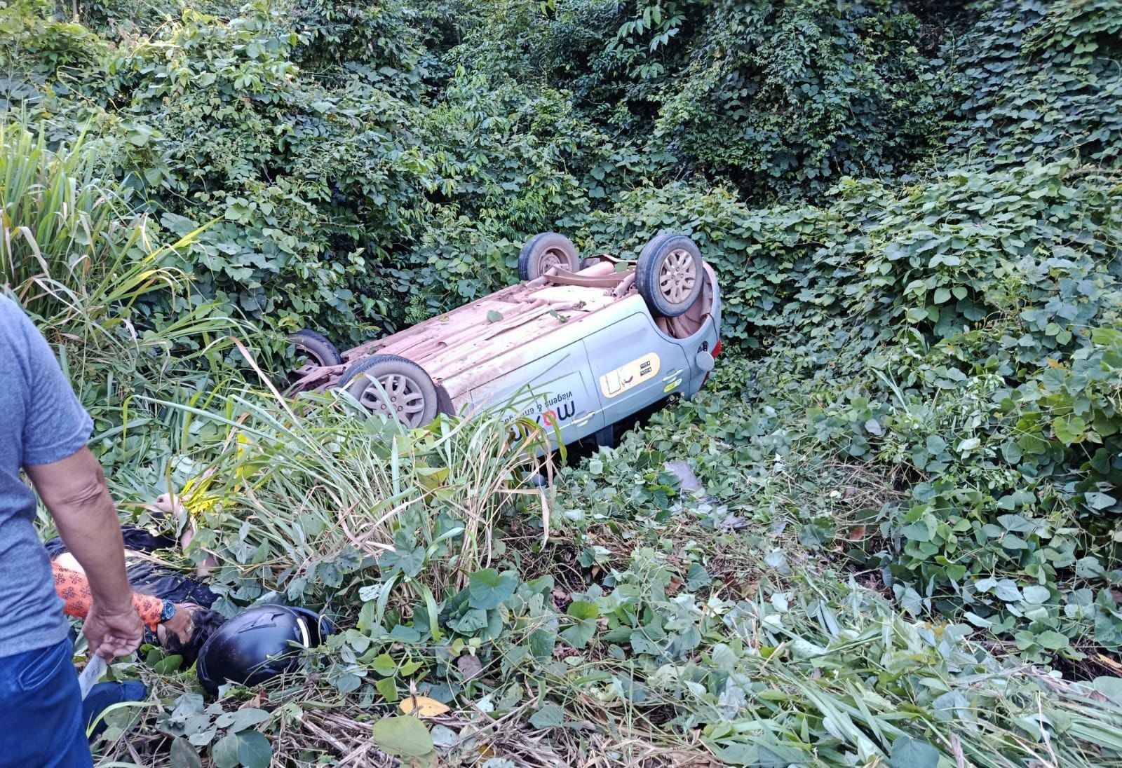 Carro de aplicativo capota após manobra para evitar batida com moto na rodovia Everaldo Martins