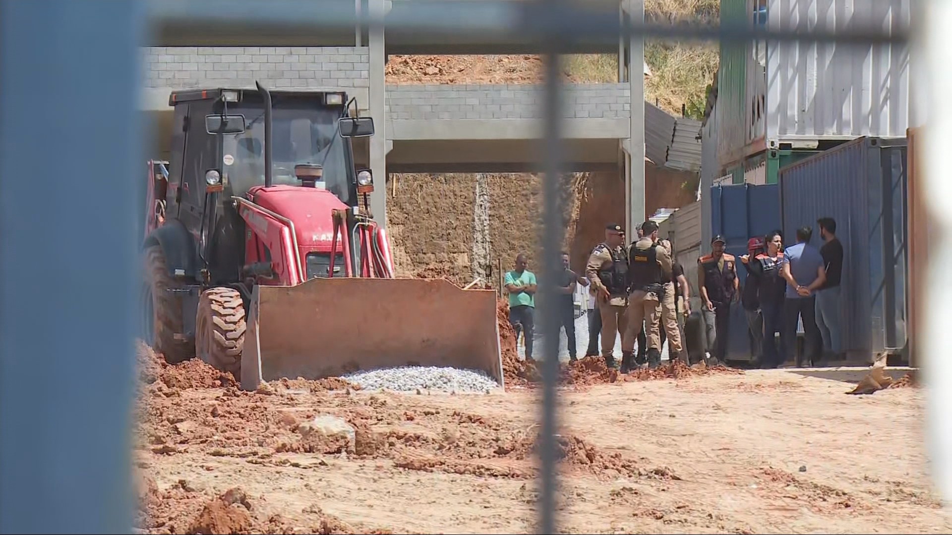 Trabalhador morre soterrado em obra de supermercado em Betim