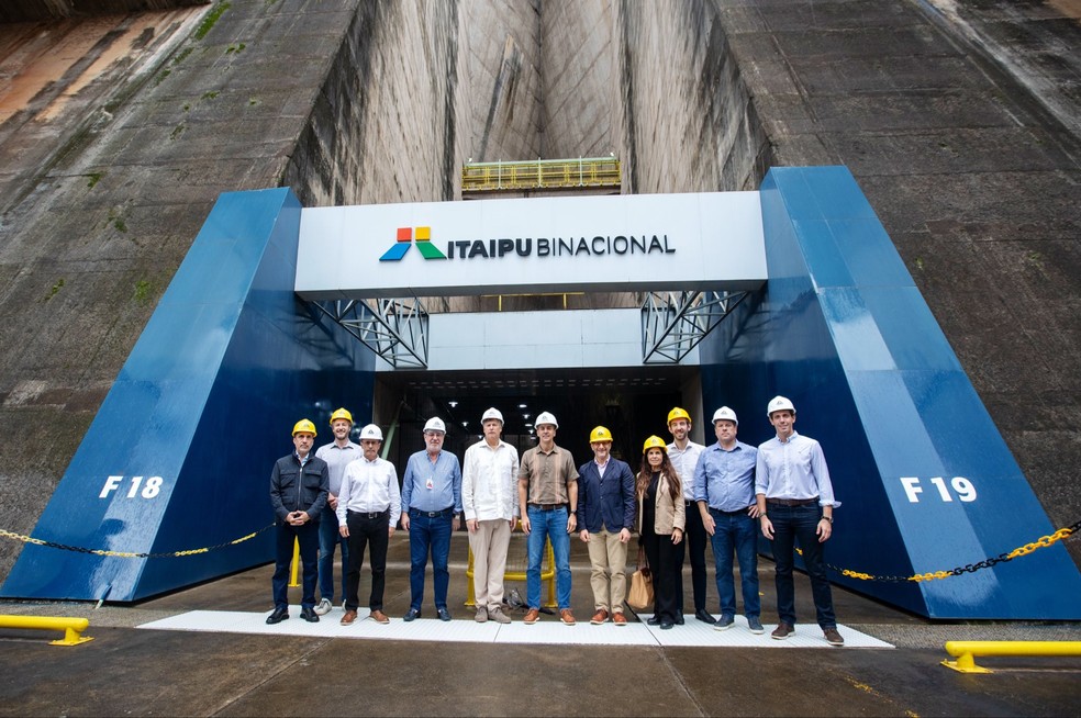 Delegação americana visita a Usina de Itaipu, na fronteira entre o Brasil e o Paraguai — Foto: Embaixada dos EUA no Paraguai