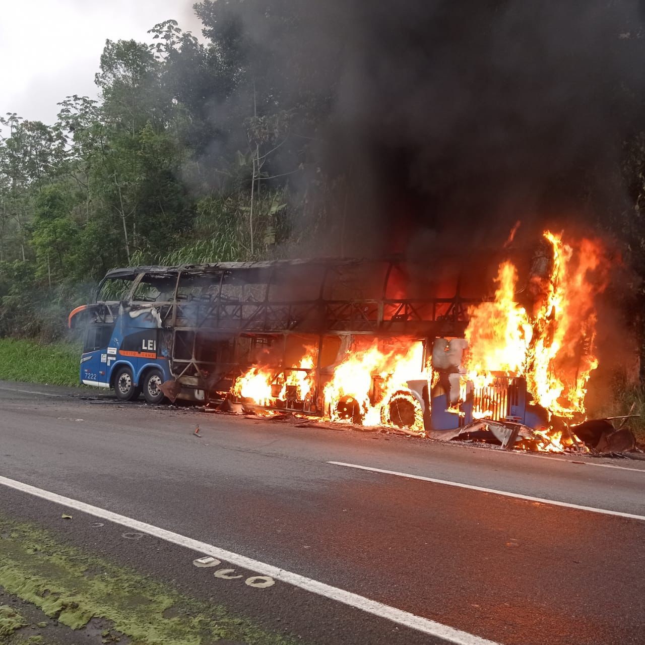 Incendiário ateia fogo em ônibus com mais de 40 passageiros durante viagem entre SP e Curitiba