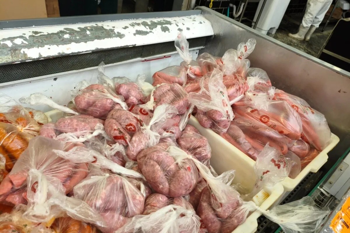 Vigilância Sanitária descarta 60 kg de alimentos vencidos em supermercado de Cabo Frio