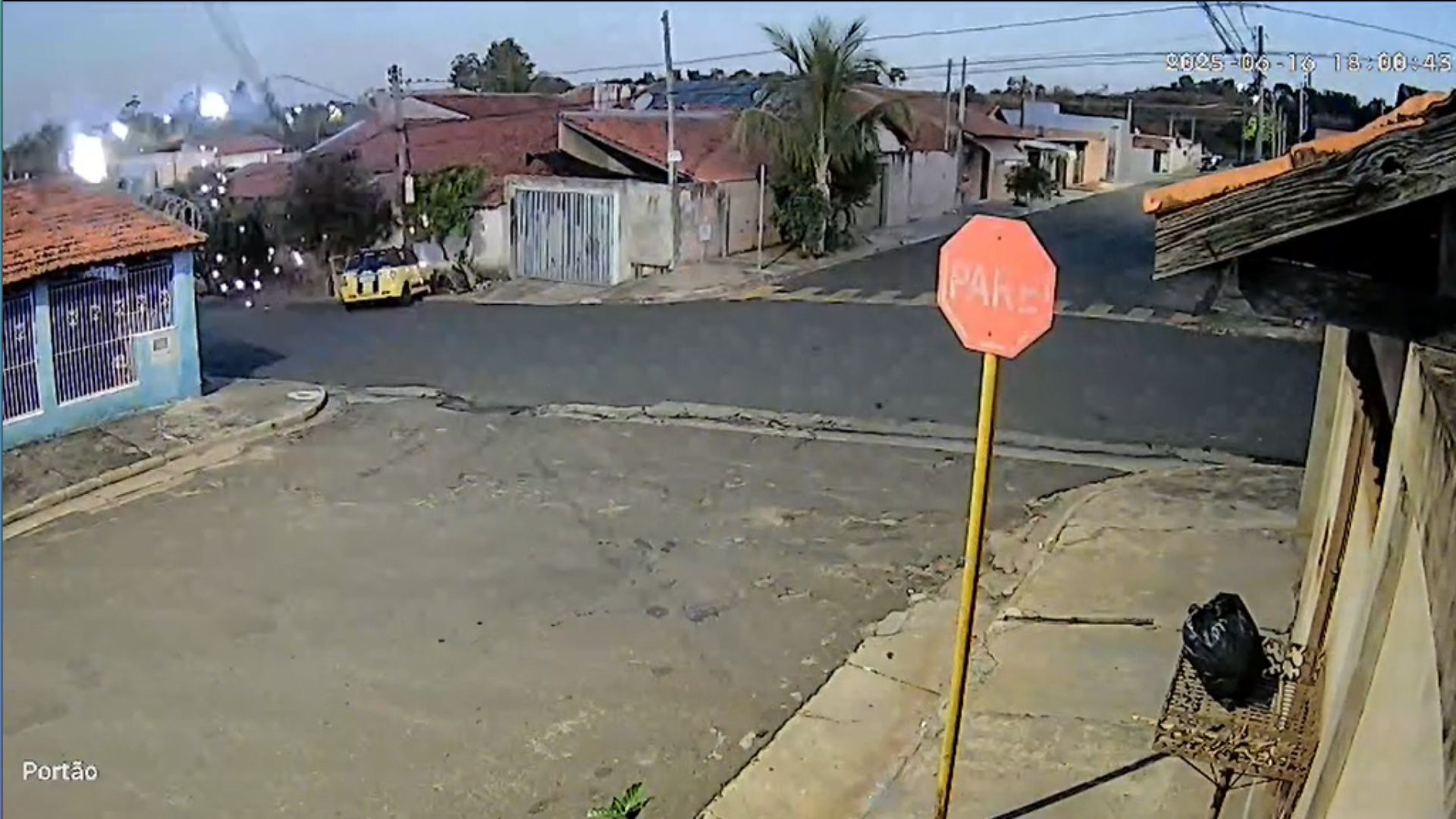 Grávida perde bebê após bater carro em poste, provocar curto em fiação e conseguir salvar filhos; vídeo