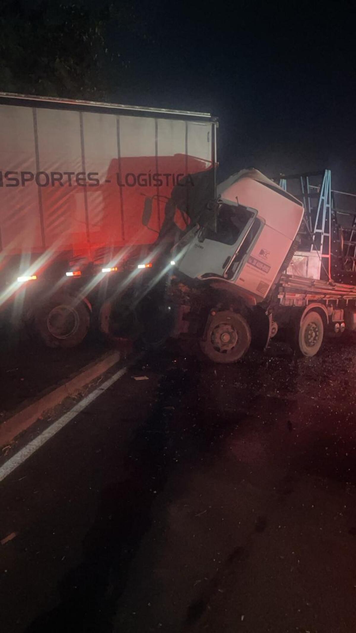 Ajudante morre após caminhão bater na traseira de carreta estacionada em Montes Claros