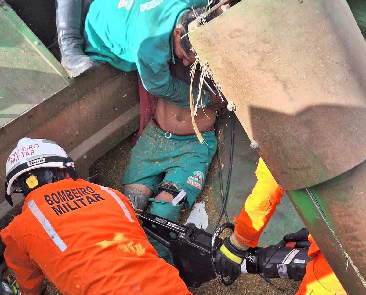 Corpo de Bombeiros resgata homem que ficou preso no eixo de colheitadeira na Bahia