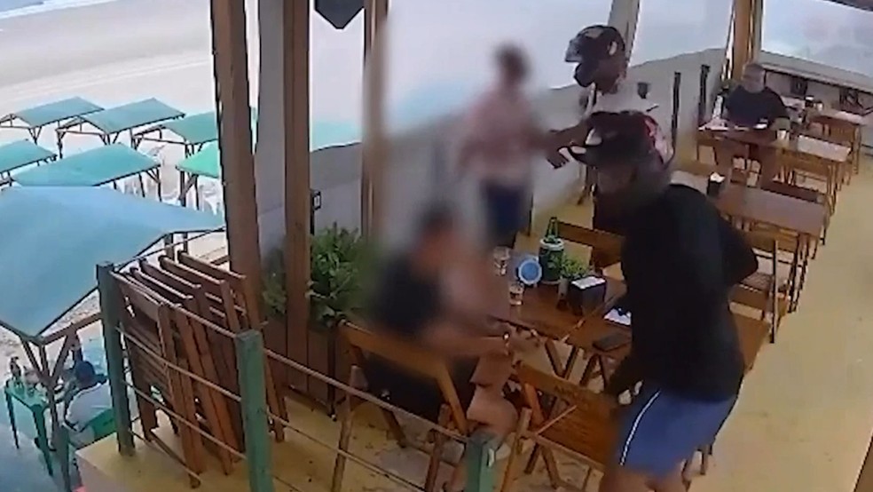Clientes são assaltados dentro de bar na Avenida Litorânea, em São Luís — Foto: Reprodução/Redes sociais