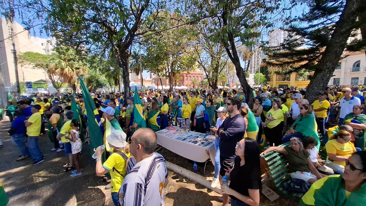 Apoiadores de Bolsonaro protestam em Uberlândia e pedem anistia para condenados pelos atos de 8 de janeiro