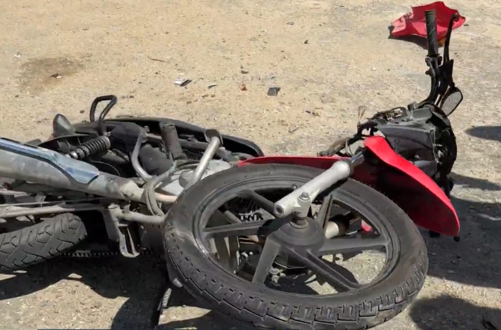 Moto da vítima após colisão com carro na BR-104, em Lagoa Seca, na Paraíba — Foto: TV Paraíba/Reprodução