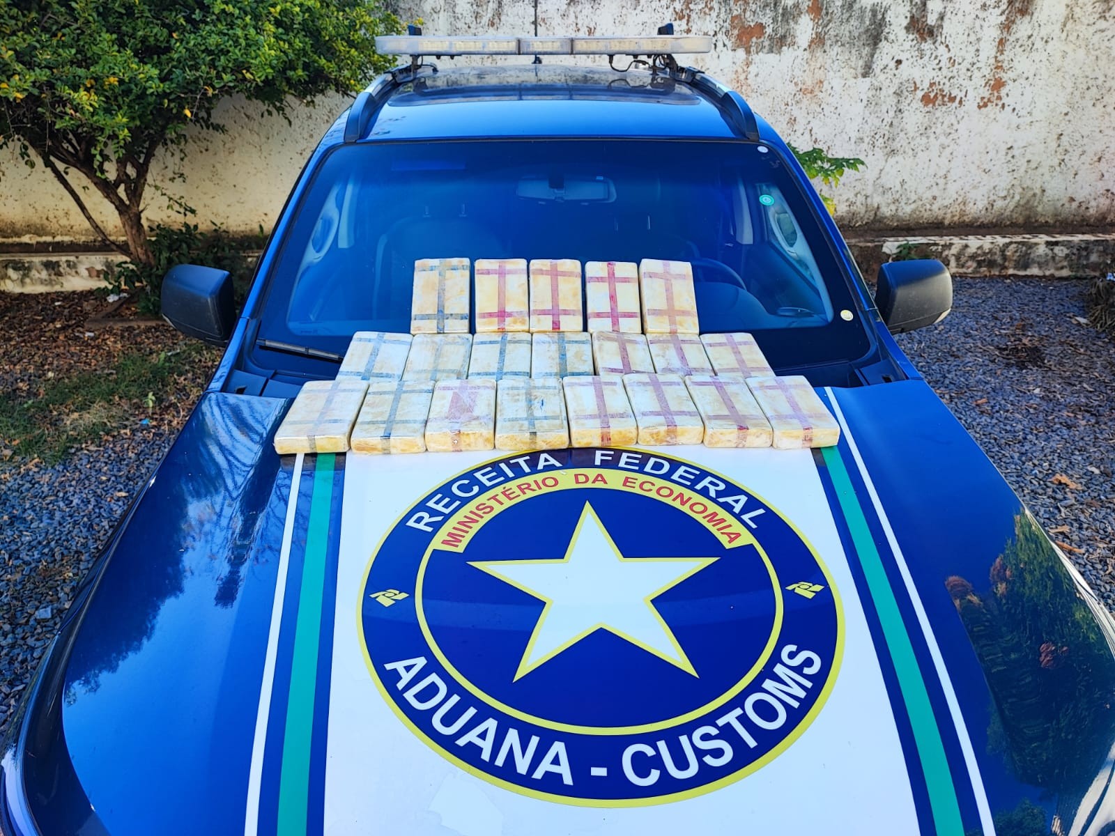 Mais de 20 quilos de cocaína são encontrados em caminhão apreendido com carga de cigarros eletrônicos, calçados e perfumes