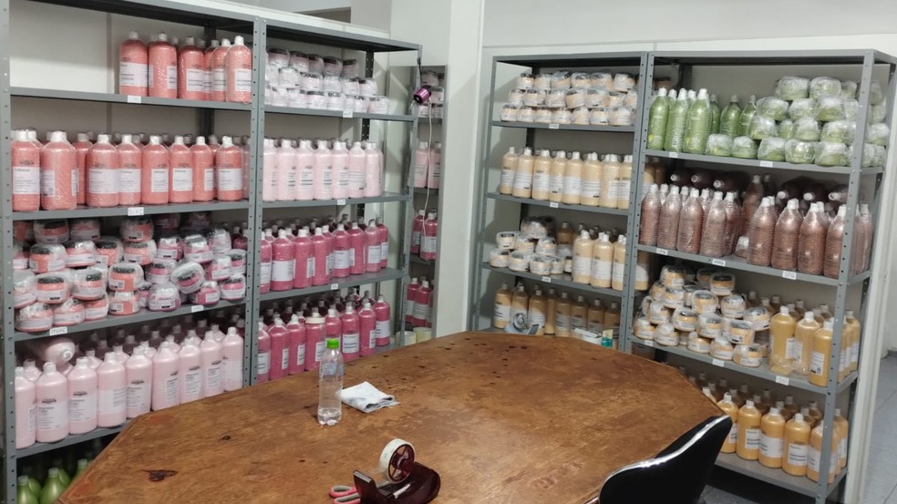 Criminosos falsificavam xampus, condicionadores e cremes para cabelo — Foto: Polícia Federal