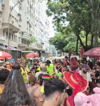 Cortejos de pré-carnaval reúnem centenas no Centro do Rio