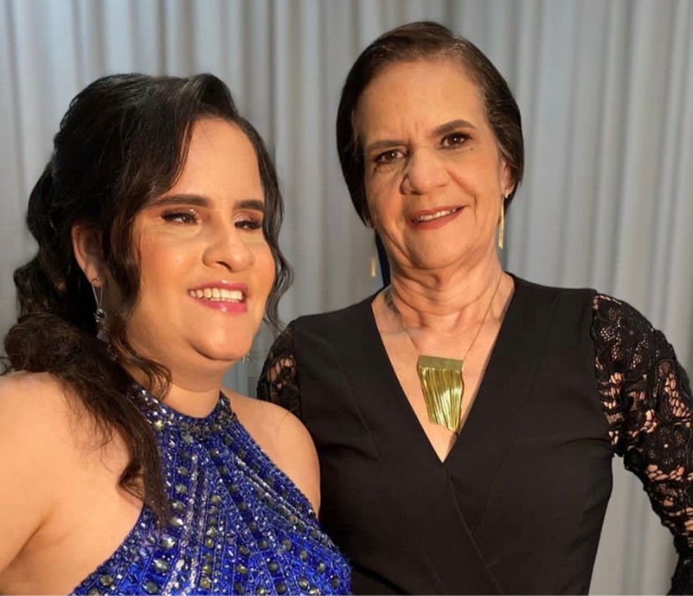 Janine e a mãe, Sandra, no dia da formatura na Uneb, em setembro deste ano — Foto: Arquivo pessoal