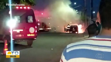 Carro é destruído pelo fogo em Colinas do Tocantins