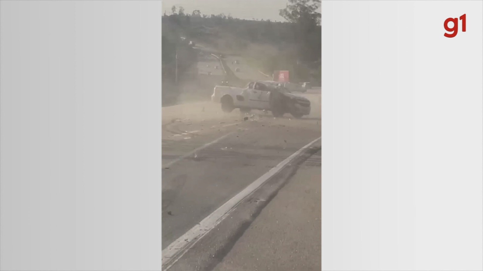 VÍDEO: motorista arrasta mulher sobre capô de carro após discussão de trânsito, bate em Kombi e capota três vezes em rodovia de Itu