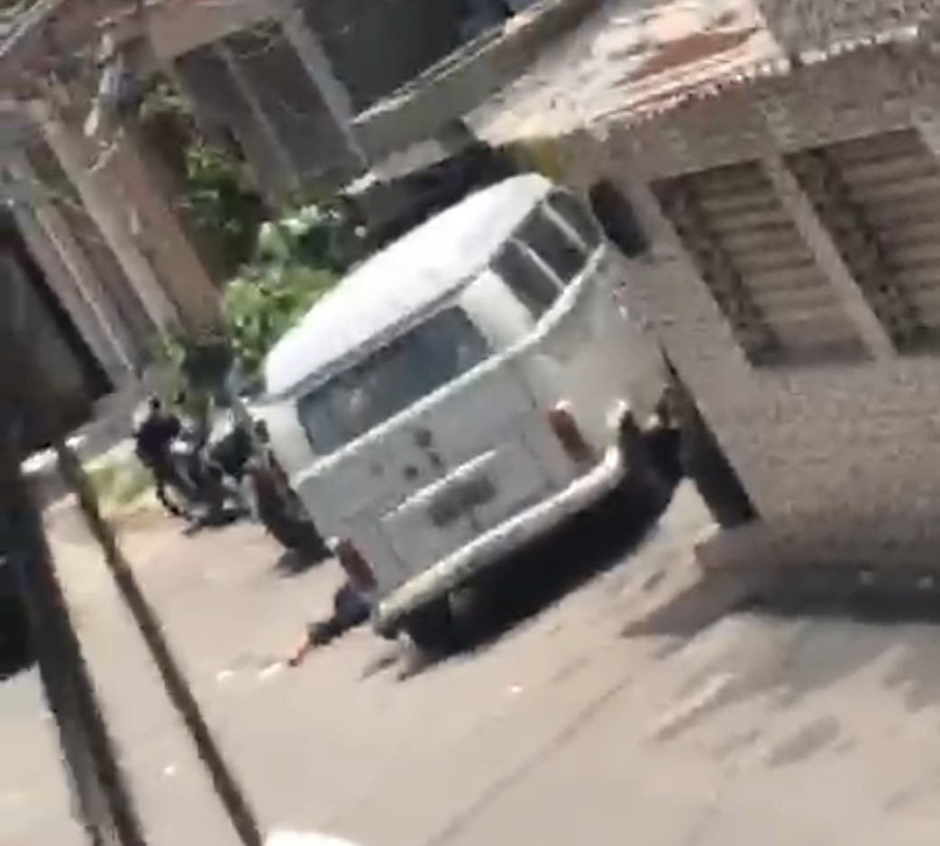 Polícia diz que morto na Maré aparece em vídeo falando com traficantes armados 