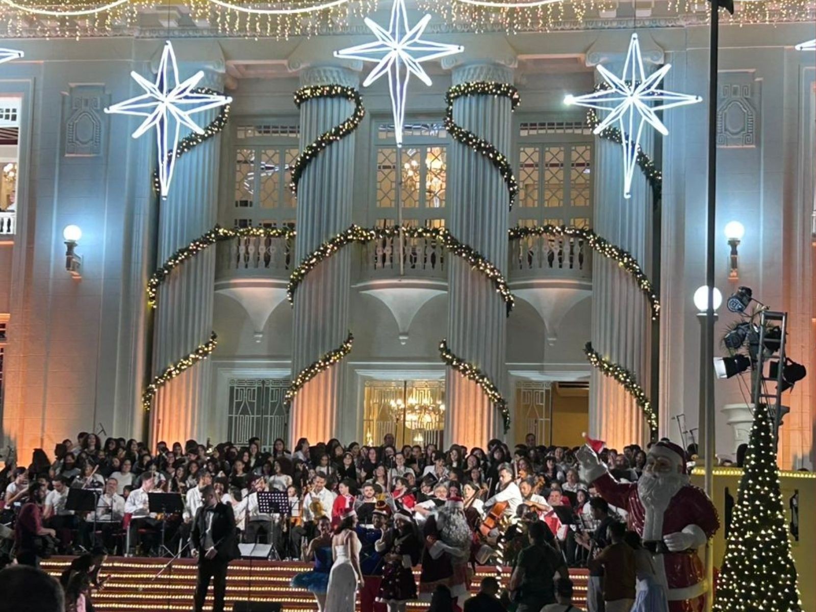 Público prestigia acender das luzes em programação natalina após adiamento em Rio Branco