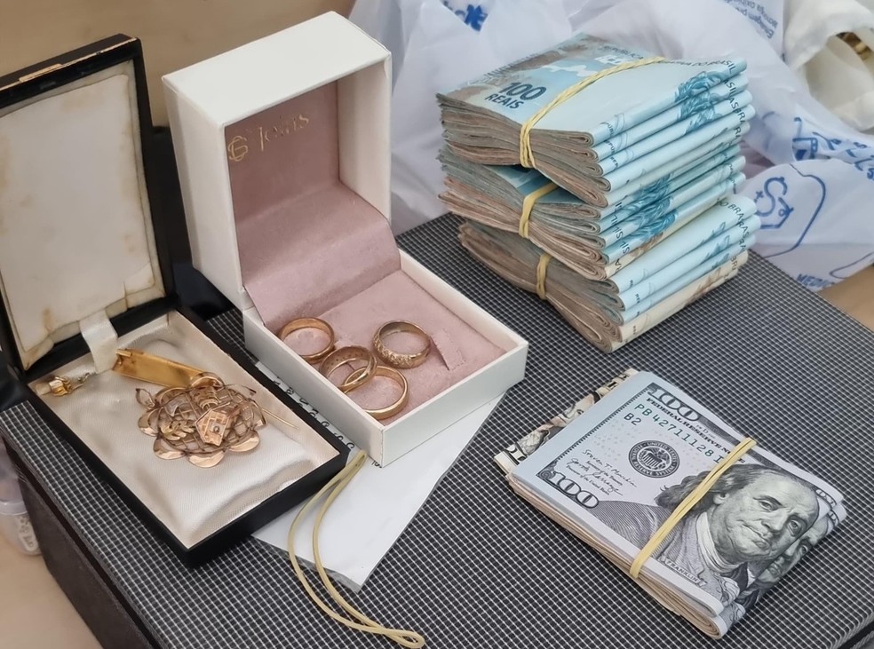 Dinheiro e joias apreendidos durante operação em Natal — Foto: Polícia Civil/Divulgação