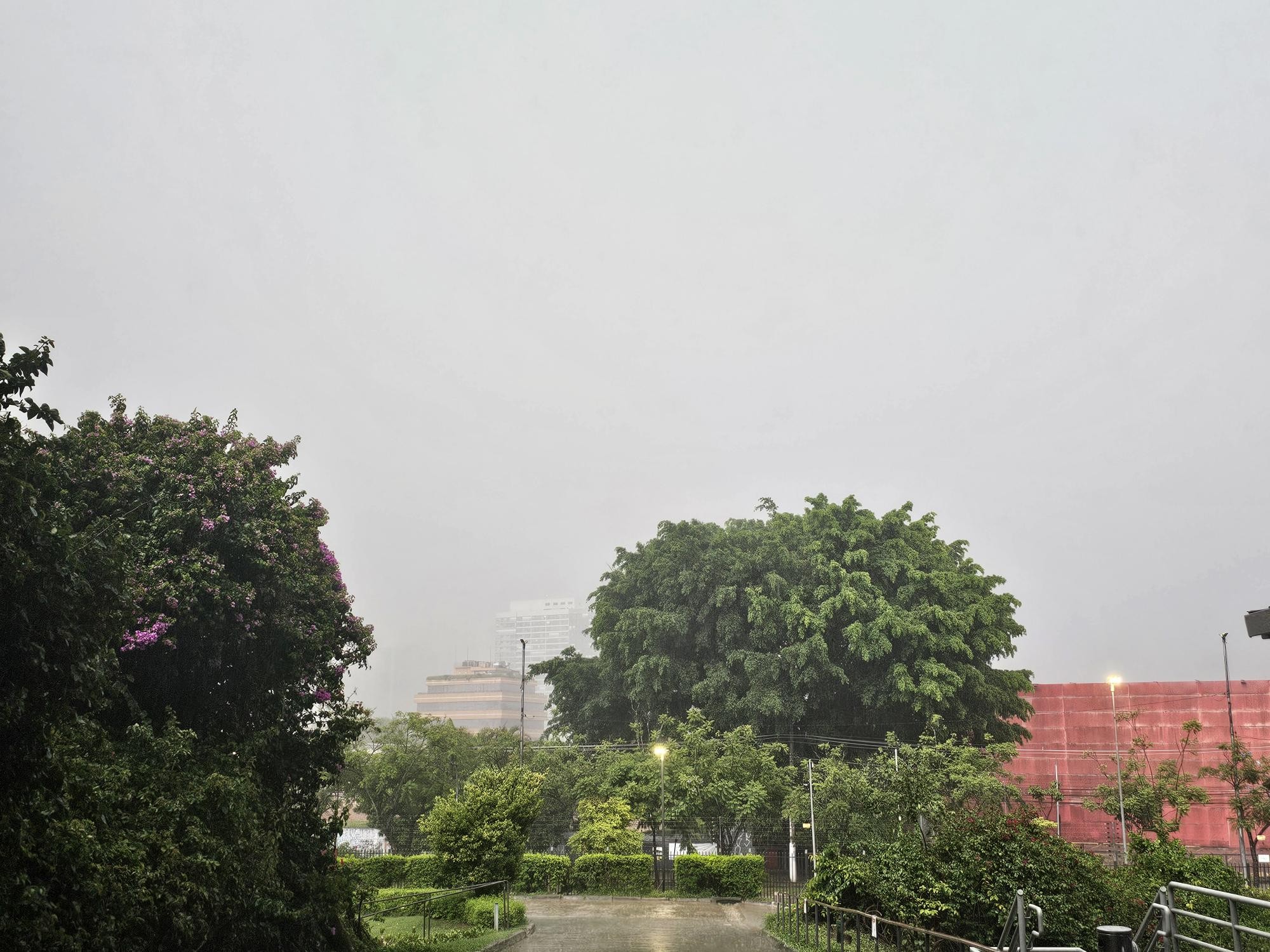 Cidade de SP entra em estado de atenção para alagamentos; Defesa Civil emite alerta extremo com toque de sirene