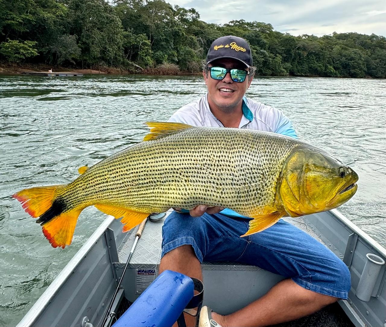 Pescador registra momento com peixe grande que pescou, durante pesca esportiva — Foto: Reprodução/Instagram