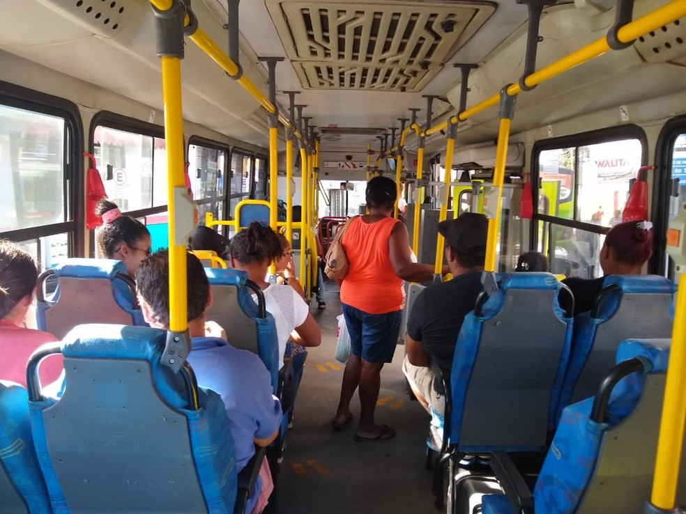 Ônibus escolar superlotado, com 74 crianças, é parado pela PM no