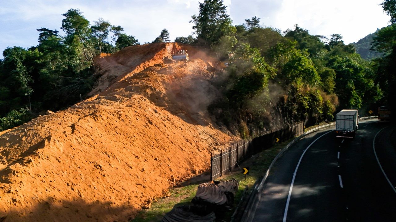 DetonaÇões de rochas provocam interrupção na pista de subida da serra das araras | Sul do rio e costa verde