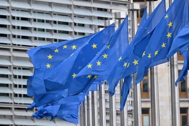 UE alerta para possíveis medidas após EUA proibirem entrada de europeus acusados de censura