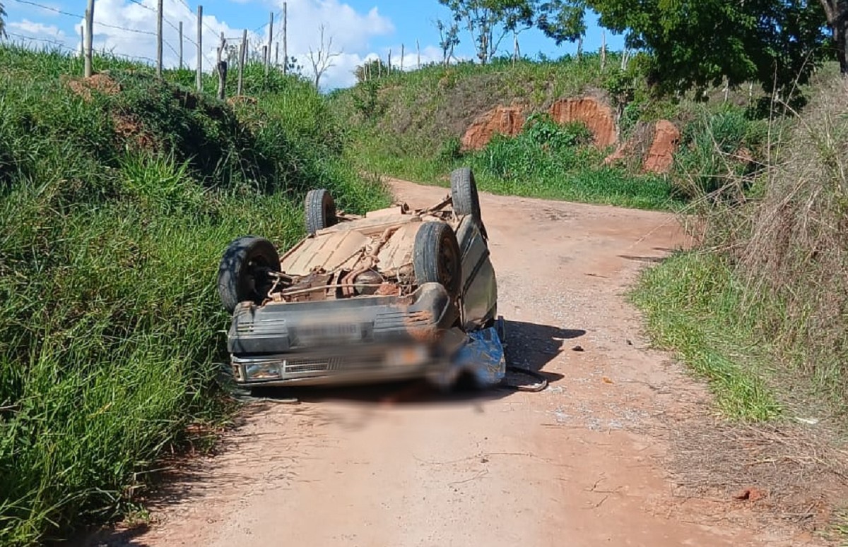 Mulher morre após carro capotar em estrada rural de Goianá; motorista foi preso por embriaguez 