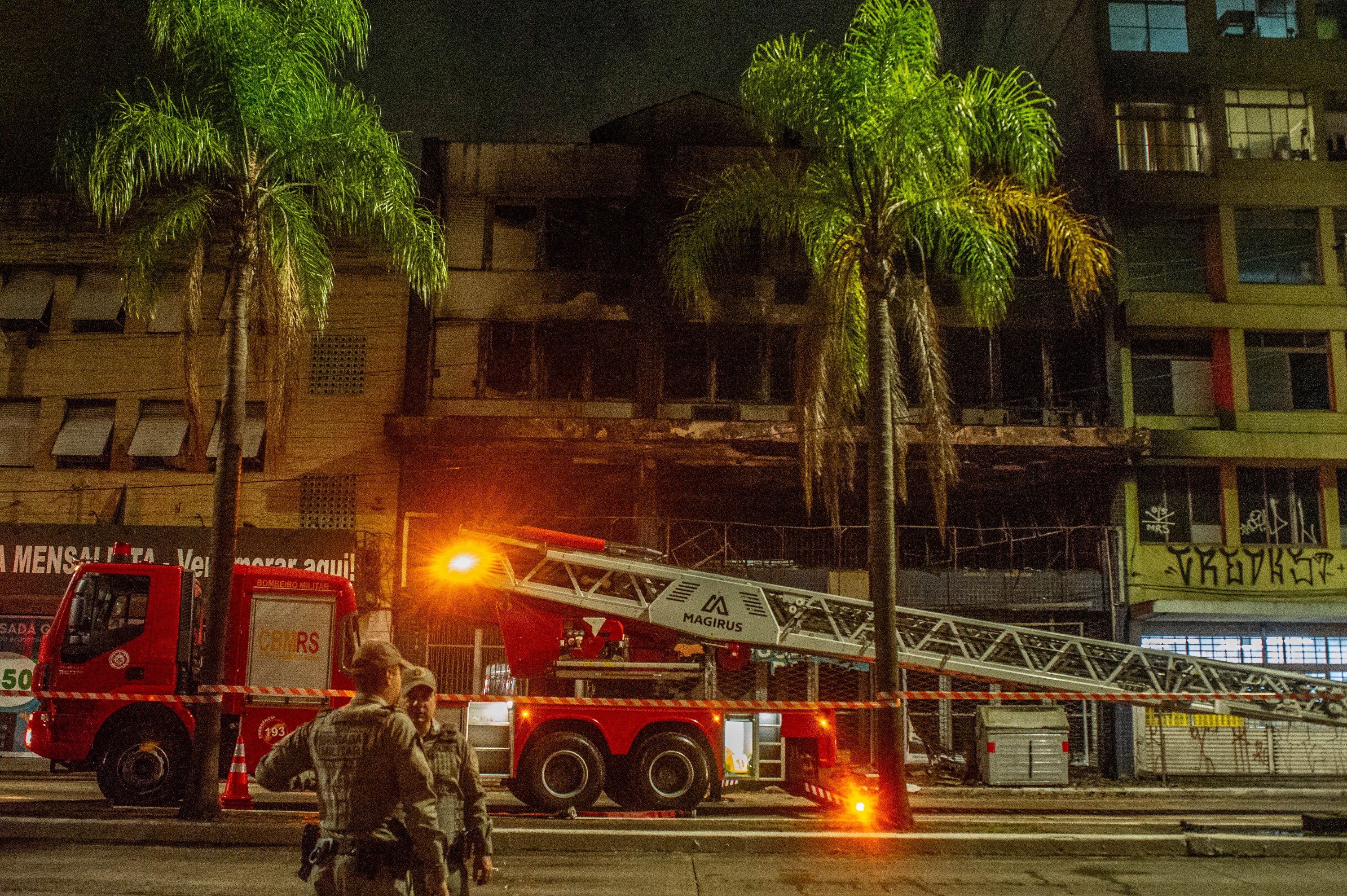 VÍDEO: incêndio mata 10 pessoas em pousada de Porto Alegre