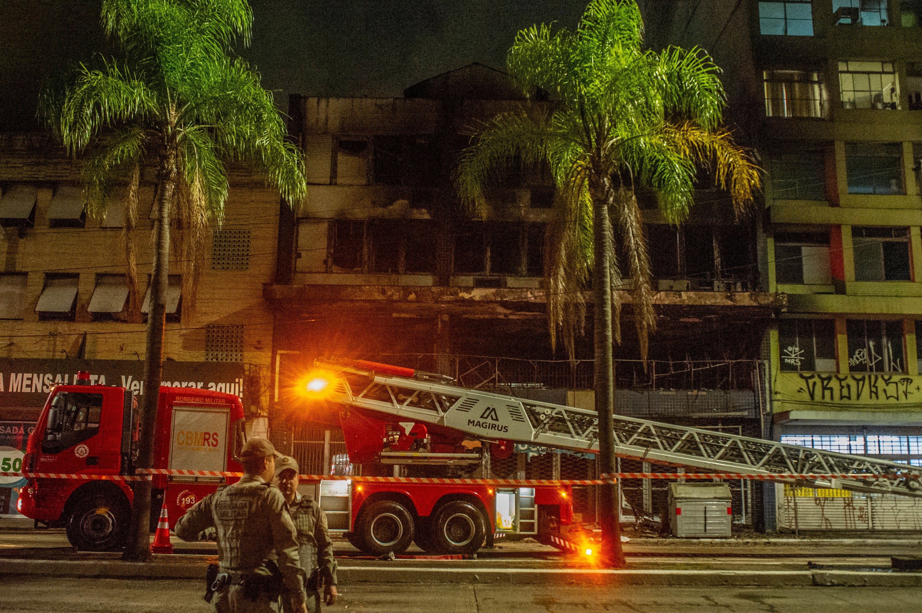 Sobrevivente de incêndio em pousada que matou 10 pessoas em Porto Alegre se atirou do 3º andar para escapar, diz testemunha