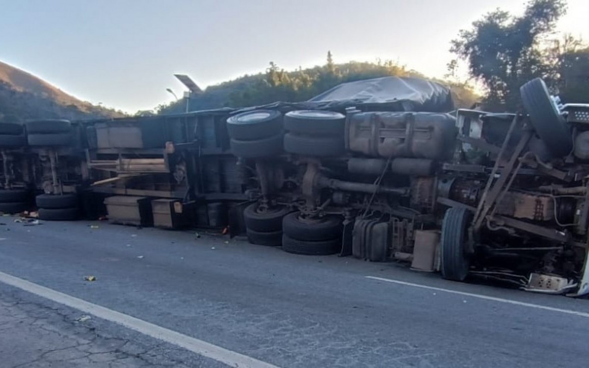 BR-040 segue em meia pista após carreta tombar e esmagar carro em Pedro do Rio; veículos já foram retirados