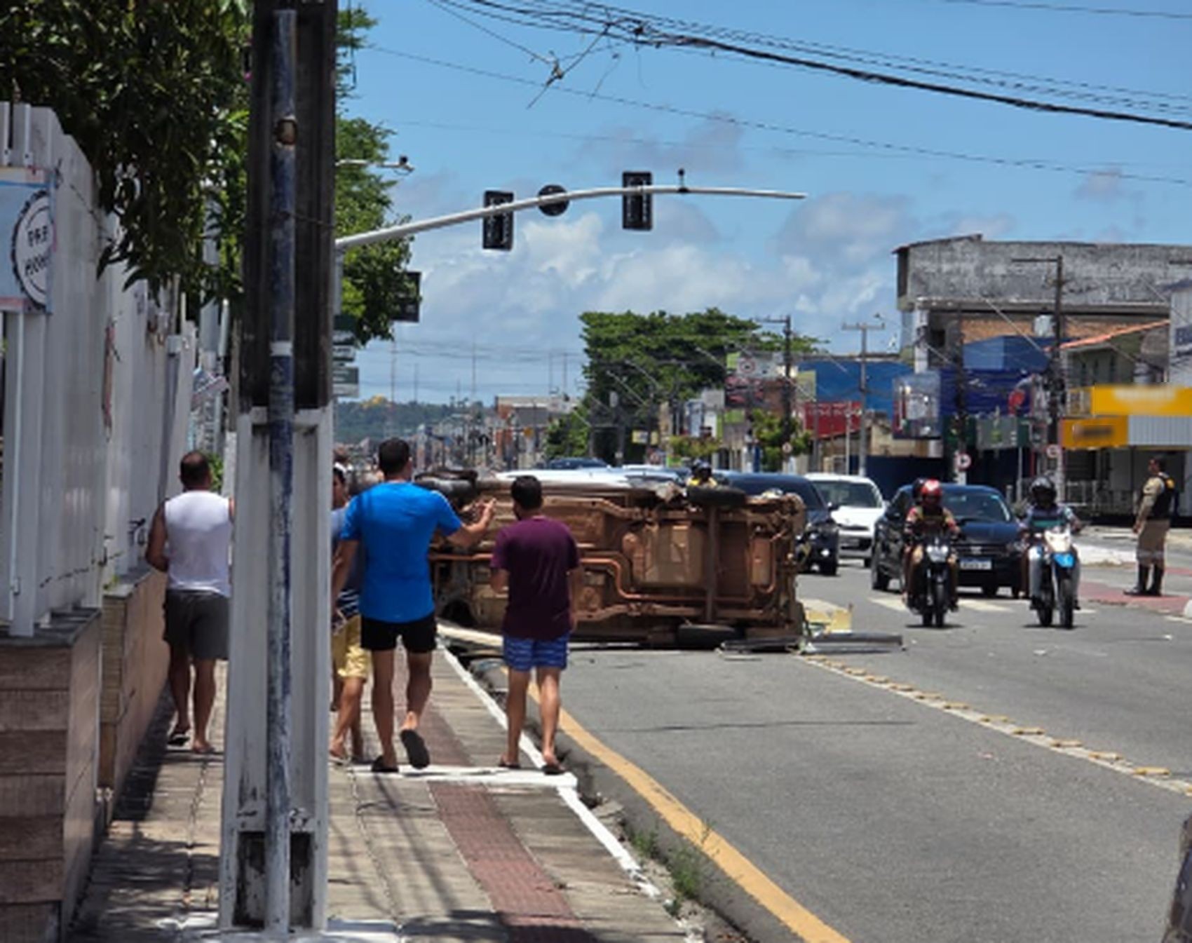 Veículo capota e atinge outro carro em avenida de Aracaju