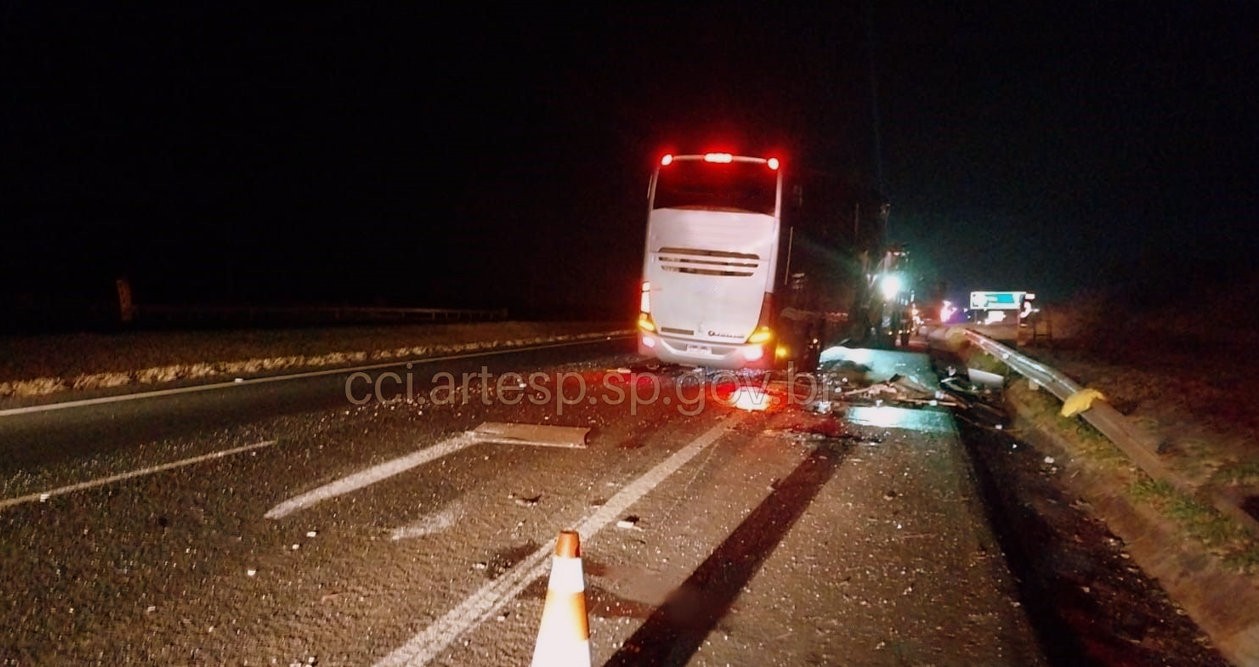Ônibus bate na traseira de caminhão e 3 passageiros ficam feridos na Rodovia Anhanguera 